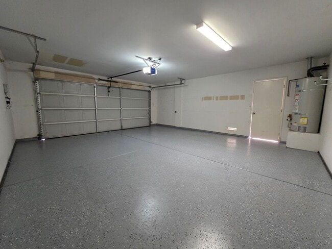 Building Photo - 3 bedroom 2 bathroom in NW Visalia!