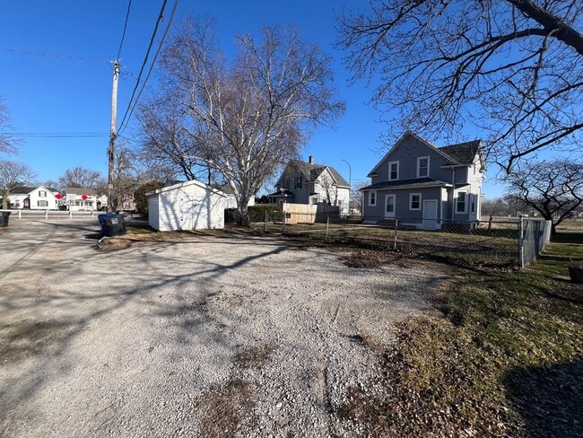 Building Photo - !3 Bedroom in Moline Ready August 1st!