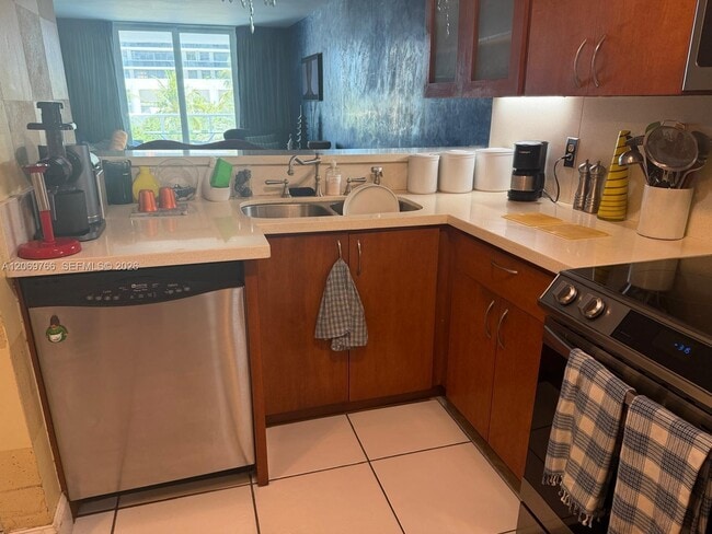 Building Photo - 5880 Collins Ave