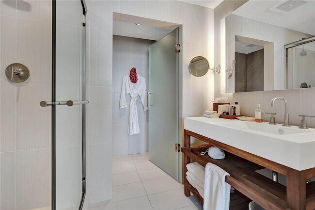 Building Photo - 3101 Bayshore Dr