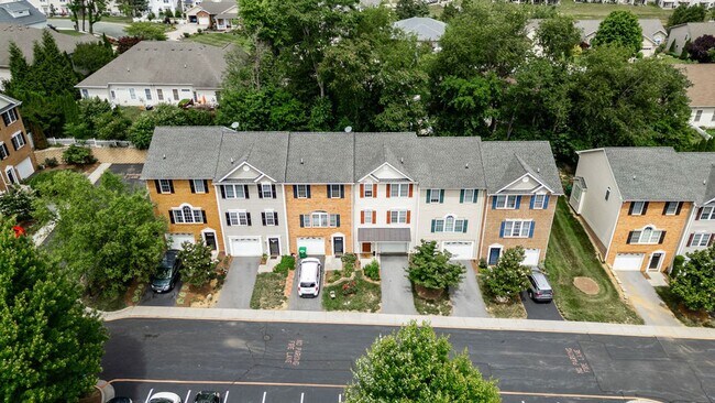 Building Photo - 3-Bedroom Townhome with Bonus Room, Large ...