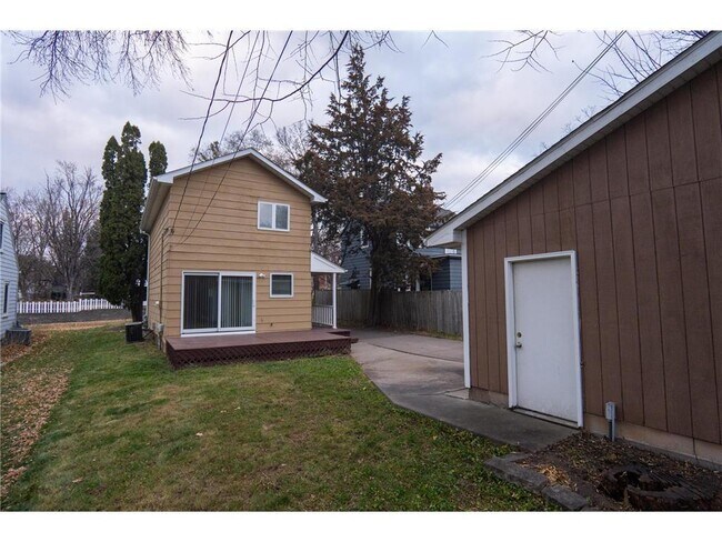 Building Photo - 38 Winona St W