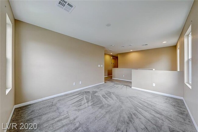 Building Photo - Northwest 4 bedroom!
