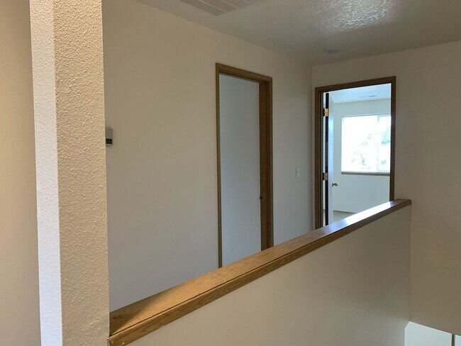 Building Photo - 3 bedroom, 2 1/2 bath home in quiet Scappoose neighborhood near parks