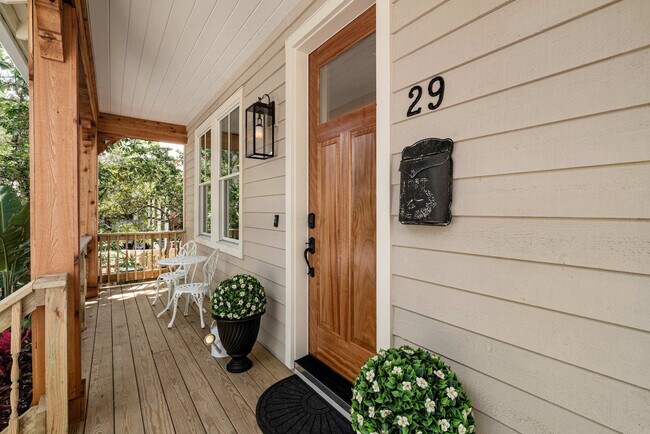 Building Photo - 28 W Castillo Dr