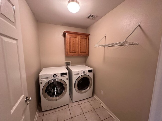 Building Photo - Gorgeous 3-Bedroom Home with Spacious Yard