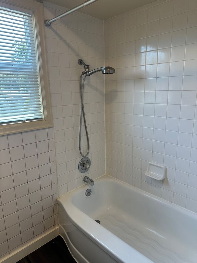 Building Photo - Large 4 bedroom 2 bath house in a great ne...