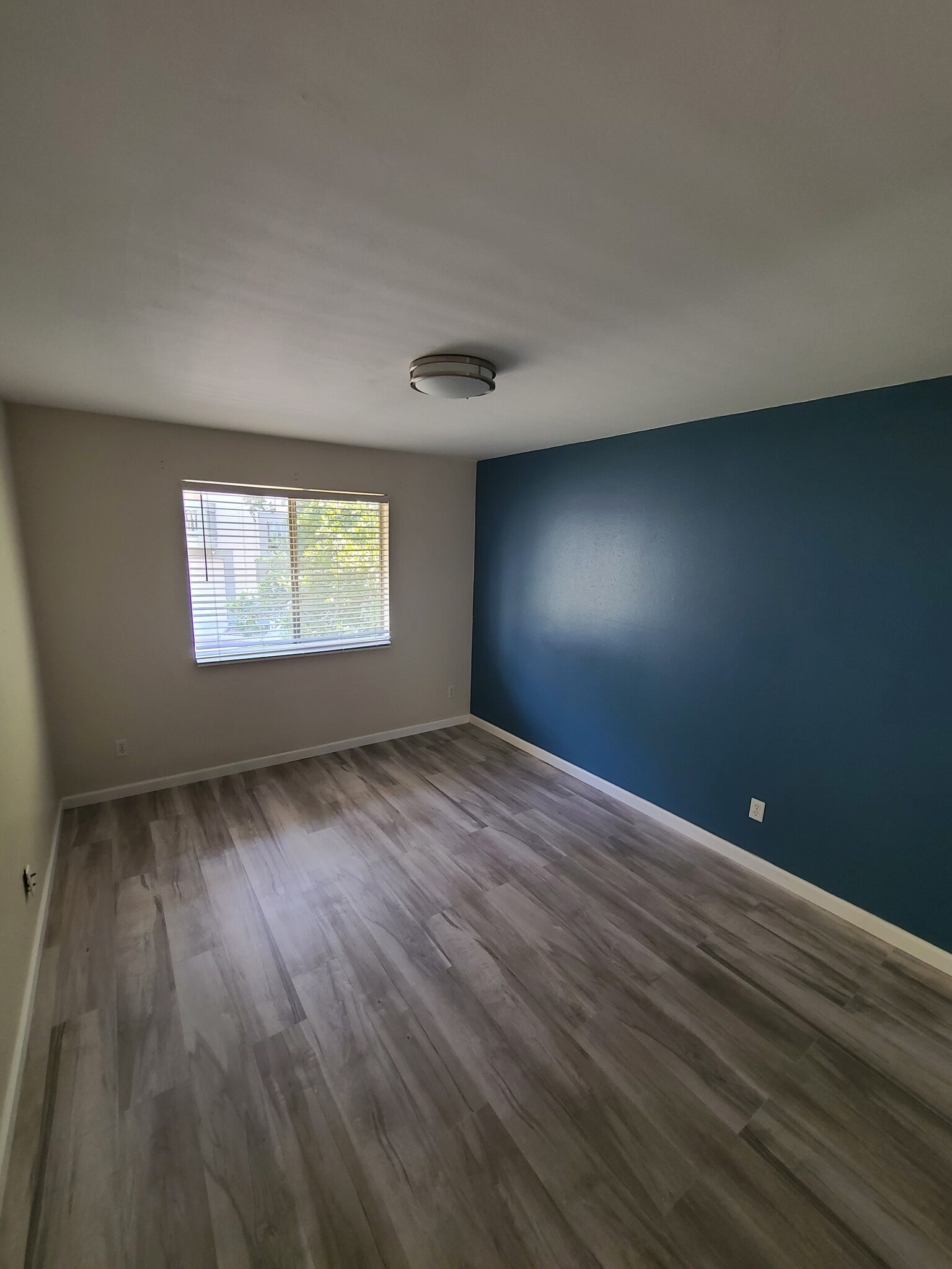 Guest room - 3954 60th St