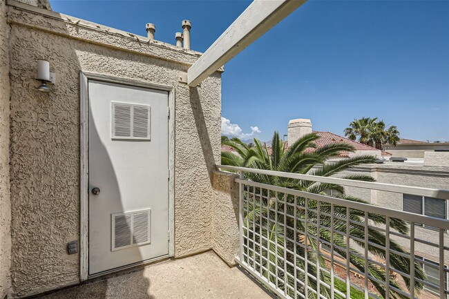 Building Photo - 1 Bedroom Condo in Gated Community at Laguna Del Ray!