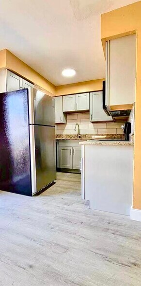 Building Photo - 2408 Linhart Ave