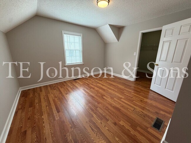 Building Photo - Spacious 3 Bedroom Home with Primary Suite on Main Level in Camden Forest