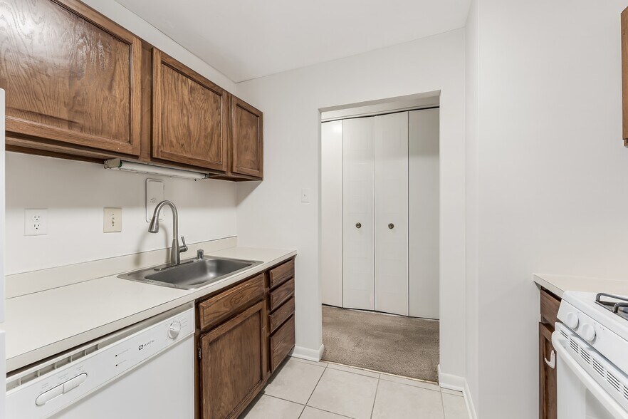 Kitchen - 5565 Columbia Pike