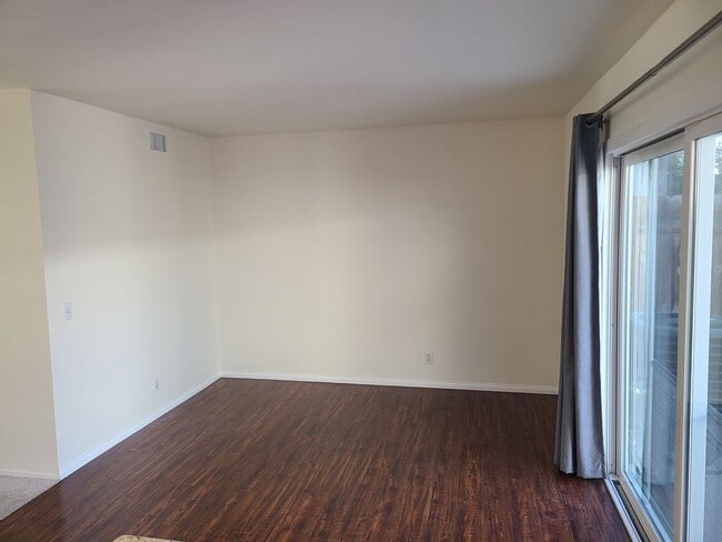 Building Photo - Spacious Two story 3 bed 2.5 baths + 2 car garage in great school district.