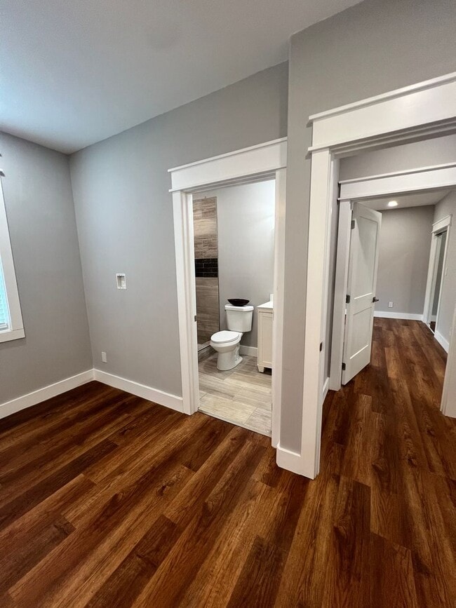 Building Photo - 6 Bedroom in Fort Sanders w/ Ensuite Bathr...