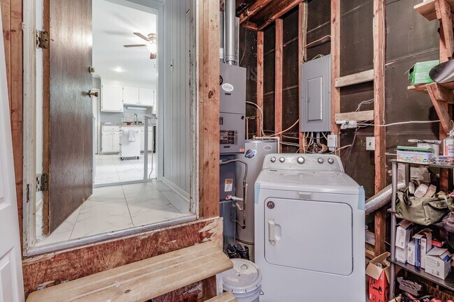 Building Photo - Charming 3-Bedroom Coastal Home in the Hea...