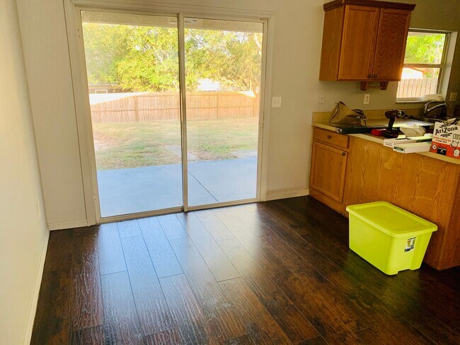 Building Photo - Great location