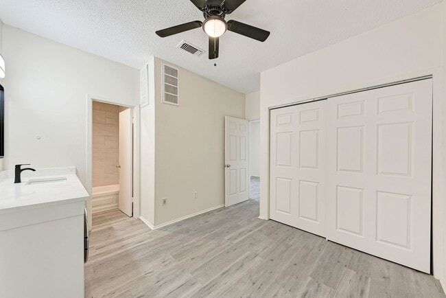 Building Photo - West campus 1 bed condo just 2 blocks from UT