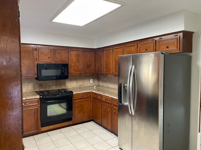 Building Photo - 3/2 Southside 1800 sqft, pet friendly, enc...