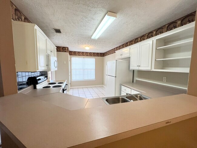 Building Photo - 623 Belle Court