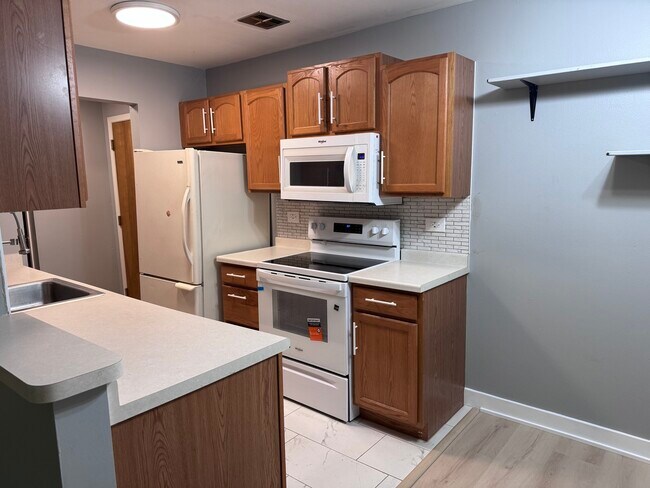 Building Photo - 7425 Brookdale Dr