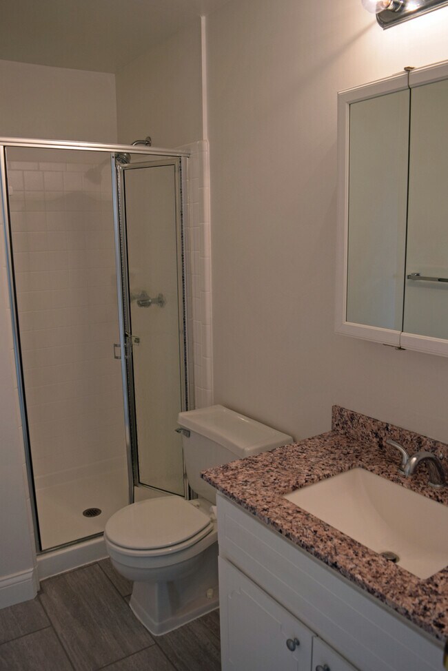 Building Photo - Sharp 2 bedroom, 2 1/2 bath with basement ...