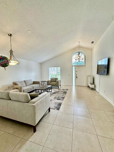 Building Photo - 22449 Middletown Dr