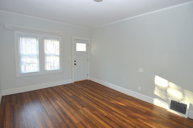 Building Photo - Spacious 4 Bed 2 Bath Home Lots of Storage