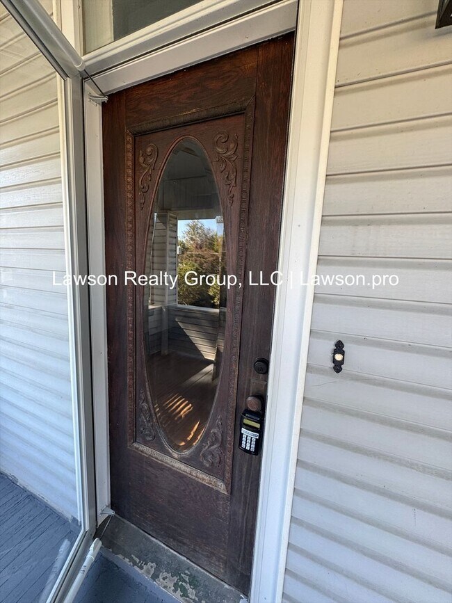 Building Photo - Three Bedroom Home - Walking Distance to G...