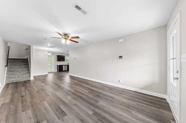 Building Photo - Beautiful Home! Coming Soon!
