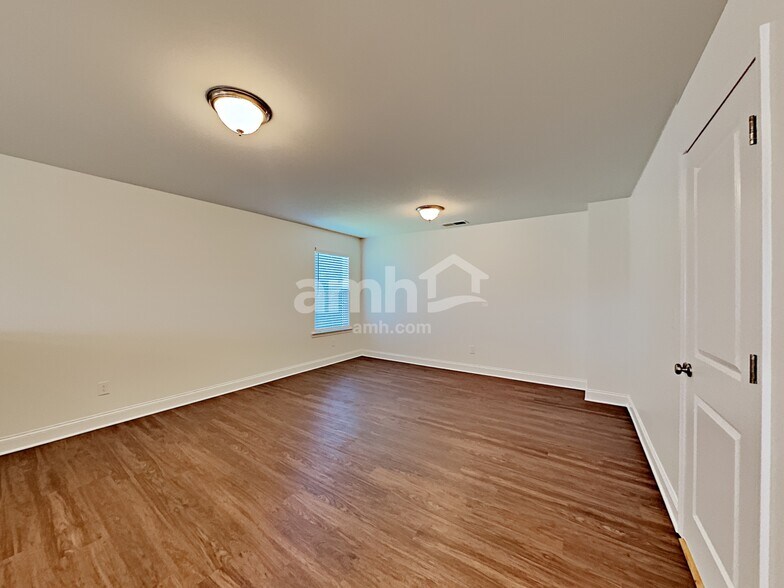 Building Photo - 5060 Canyon Creek Way