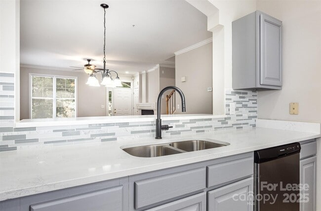 Building Photo - 817 W 4th St