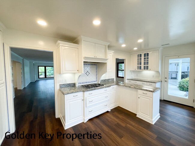 Building Photo - Charming farmhouse available in rural Vist...