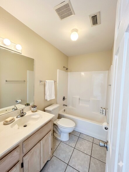 Building Photo - 604 S Logan Dr