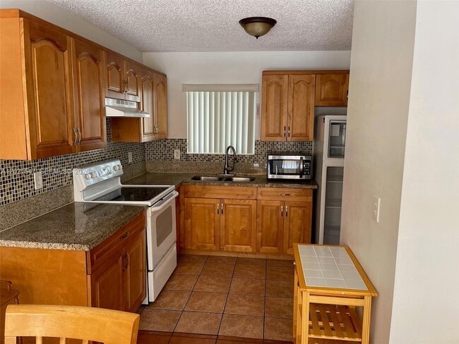 Building Photo - 6225 SW Kendale Lakes Cir