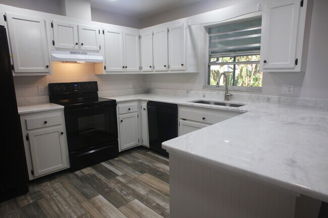 Building Photo - 1503 Spring Dr