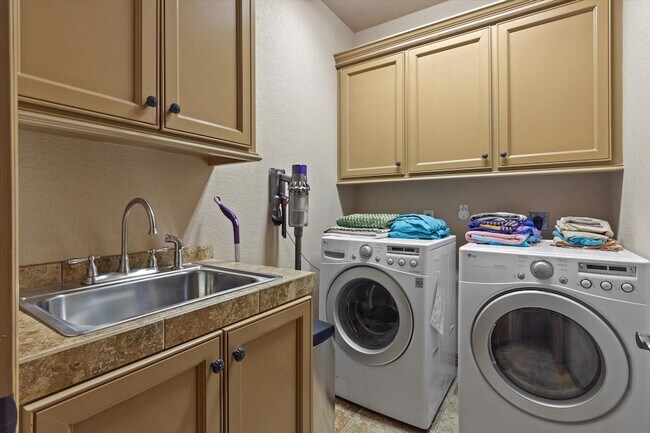 Building Photo - 785 Lake Forest