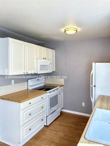 Building Photo - 2828 Silverplume Dr