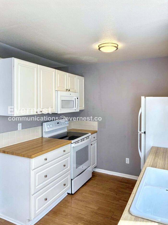 Building Photo - 2828 Silverplume Dr