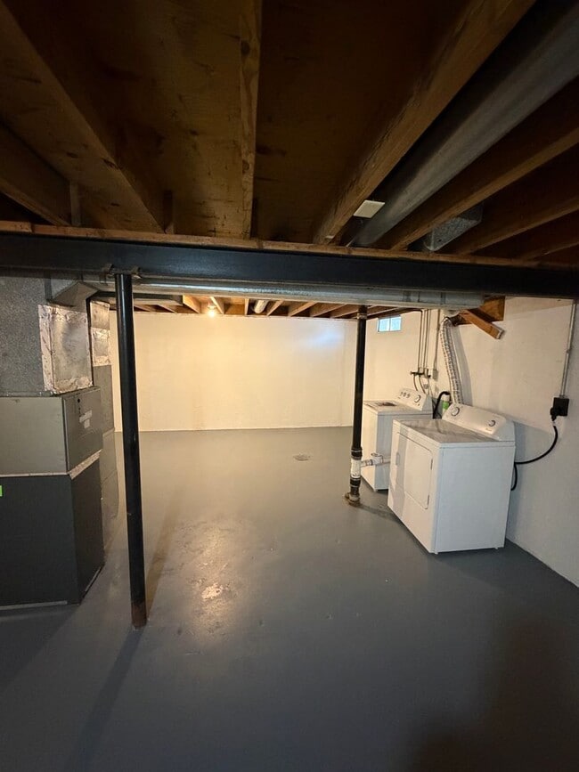 Building Photo - Remodeled 4BR/2BA Home in Lansing — Move in ready