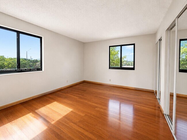 Building Photo - 3700 N Pine Island Rd