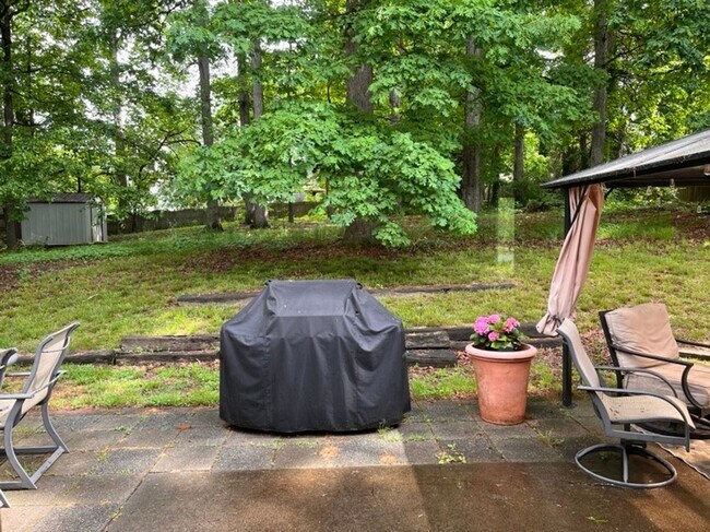 Building Photo - Knoxville 37922, 3 bedroom, 2 bath home with a lot of storage - Call Susan Niedergeses (865) 300-...