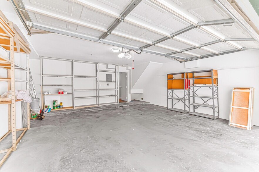 Building Photo - 402 California St