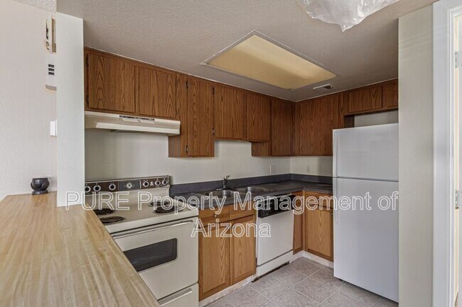 Building Photo - 700 W University Dr