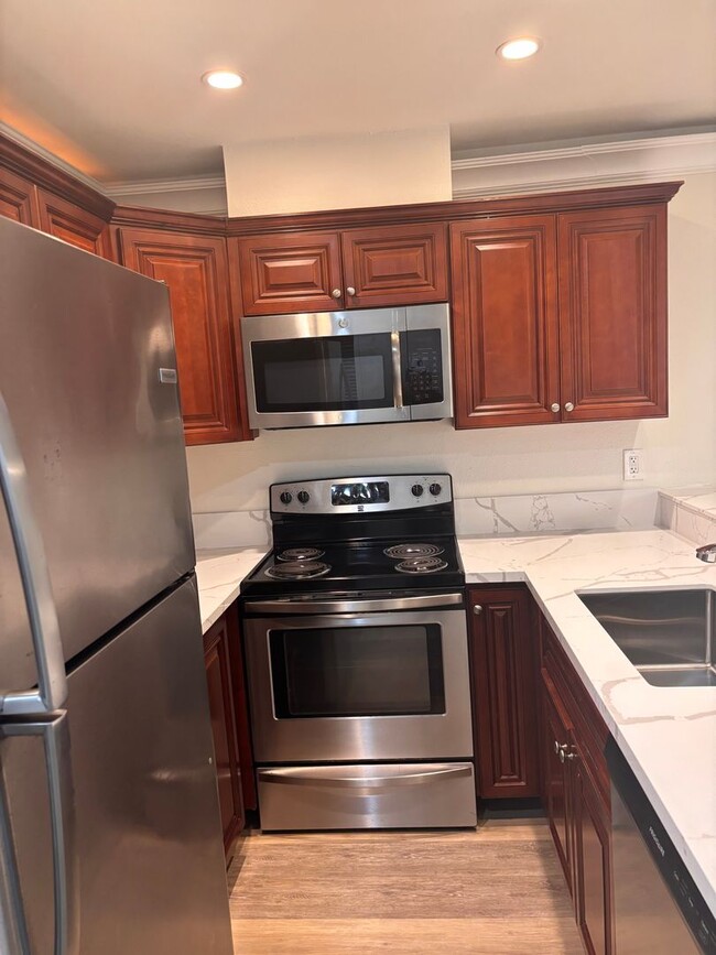 Building Photo - Bay Ho 3 Bd 2 Ba Corner first level Condo for lease