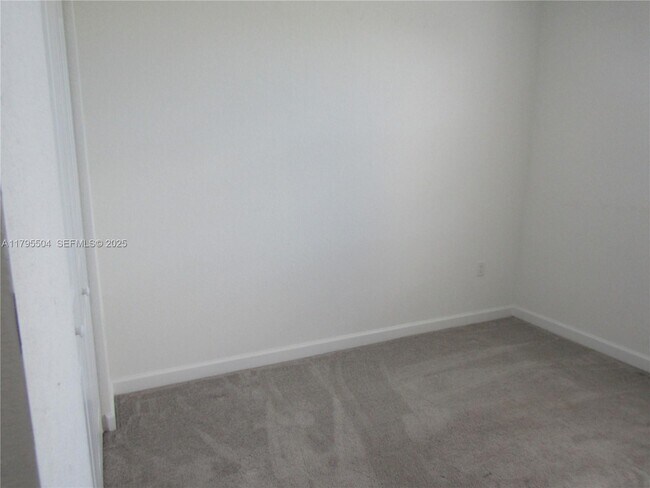 Building Photo - 1414 SE 26th Ter