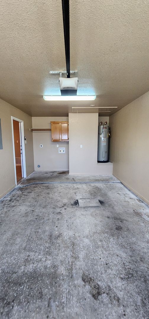 Building Photo - 3 Bedroom 2 Bath off Clear Creek Viewable ...