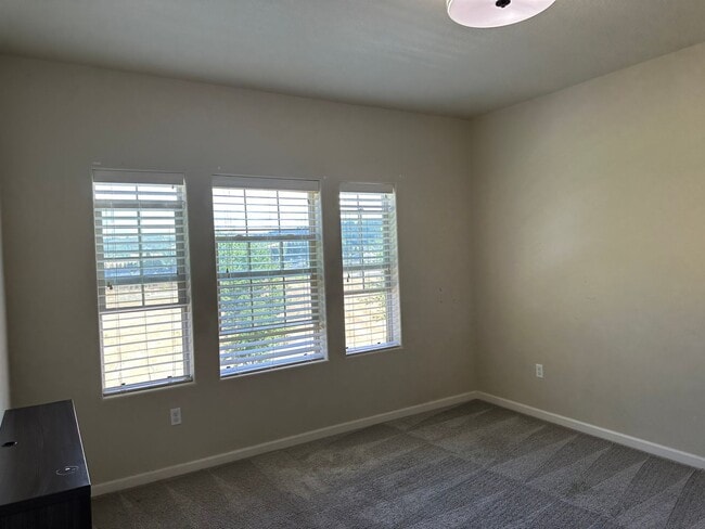 Building Photo - BEAUTIFUL CONTEMPORARY HOME IN BETHANY