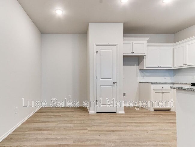 Building Photo - 3703 N Divis Ave