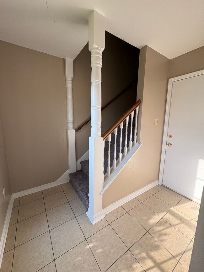 Building Photo - Huge 2 bedroom/2.5 bathroom Townhouse with Central Air & Heat & Garage!