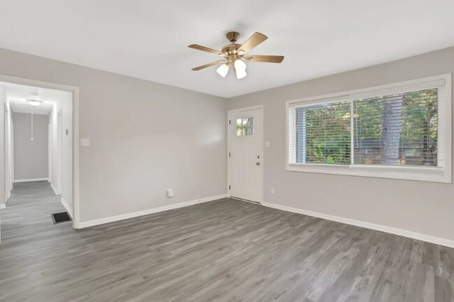 Building Photo - 2833 Altaview Dr SE